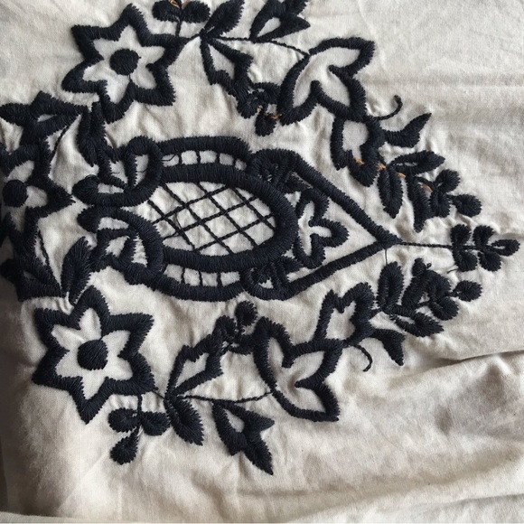 Cupio XL NWT embroidered top with lace sleeves. - Picture 7 of 7